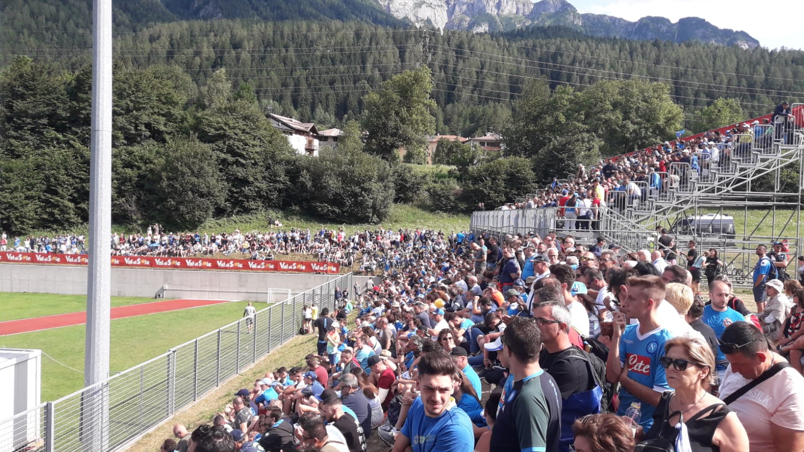 Qui Dimaro. Lo stadio di Carciato già straborda di passione. Ovazione per Maggio