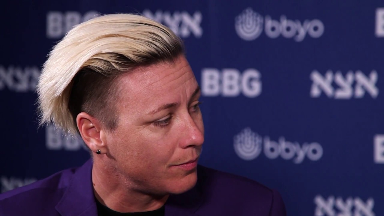 L’insegnamento di Abby Wambach alle donne: “Tutte noi abbiamo bisogno di un branco”