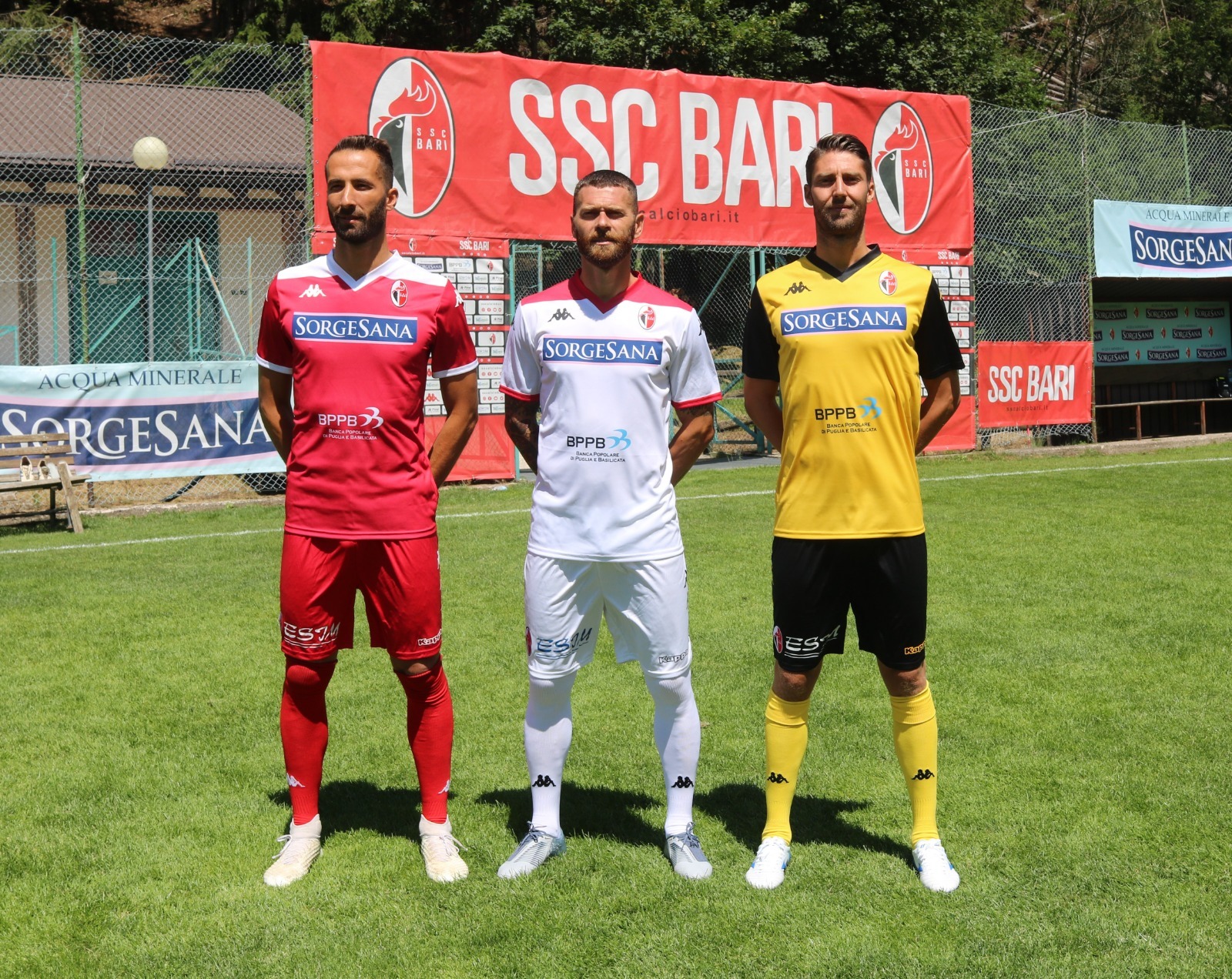 De Laurentiis presenta le nuove divise del Bari