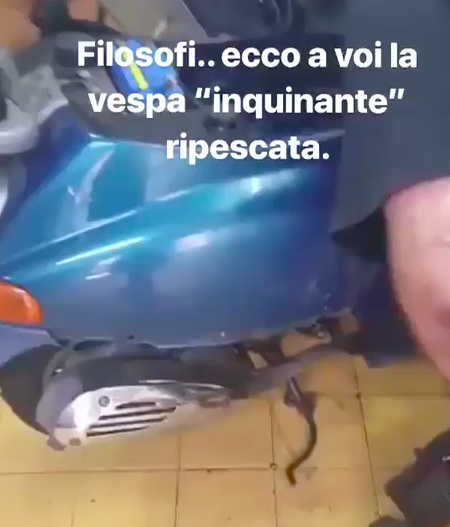 Balotelli risponde alle critiche: «Filosofi, ecco a voi la vespa “inquinante” ripescata» Balotelli risponde alle critiche: «Filosofi, ecco a voi la vespa “inquinante” ripescata»