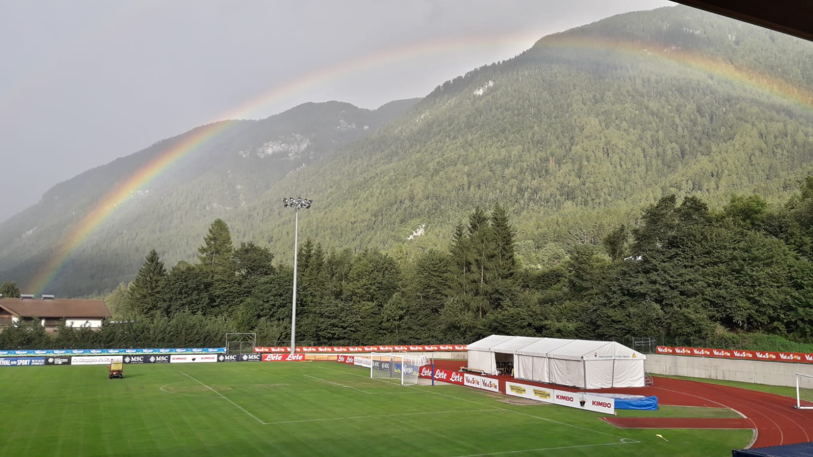 Qui Dimaro. Sabbia e arcobaleno sul finale di giornata Qui Dimaro. Sabbia e arcobaleno sul finale di giornata
