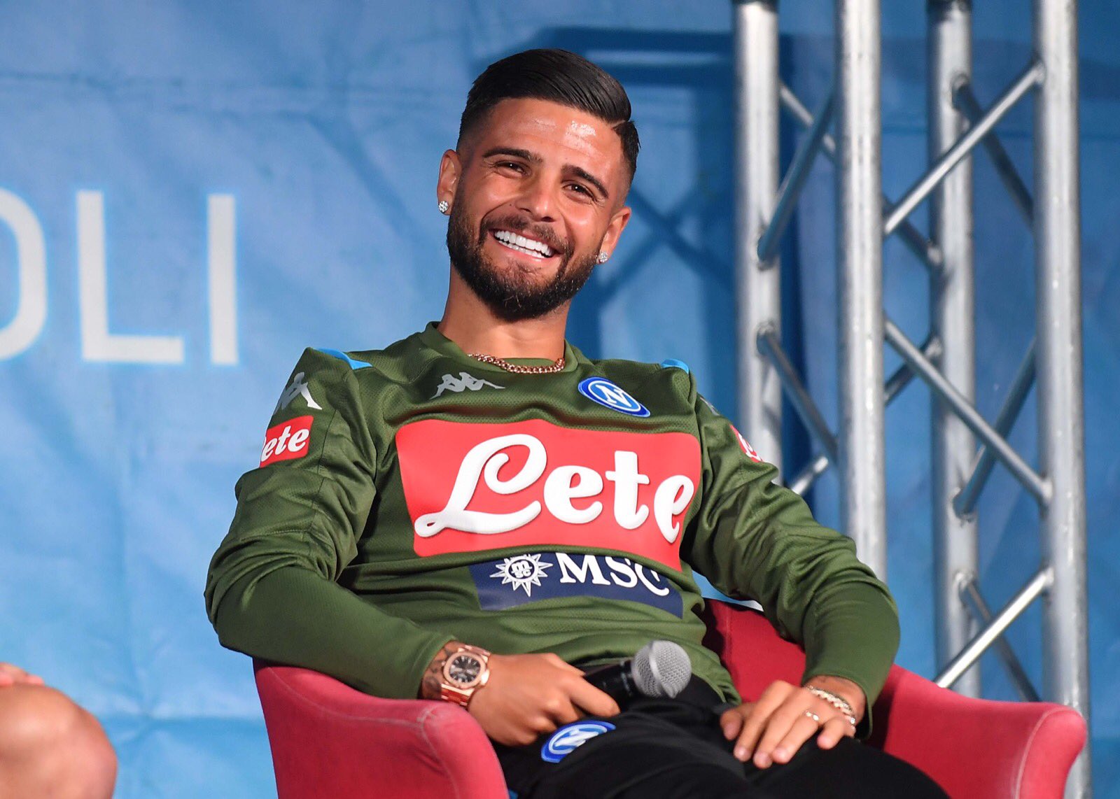 Insigne e Ancelotti se le dicono, ma ridendo Insigne e Ancelotti se le dicono, ma ridendo