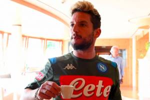 VIDEO – Mertens è a Dimaro. Caffè e bacio con Tommaso Starace item-thumbnail