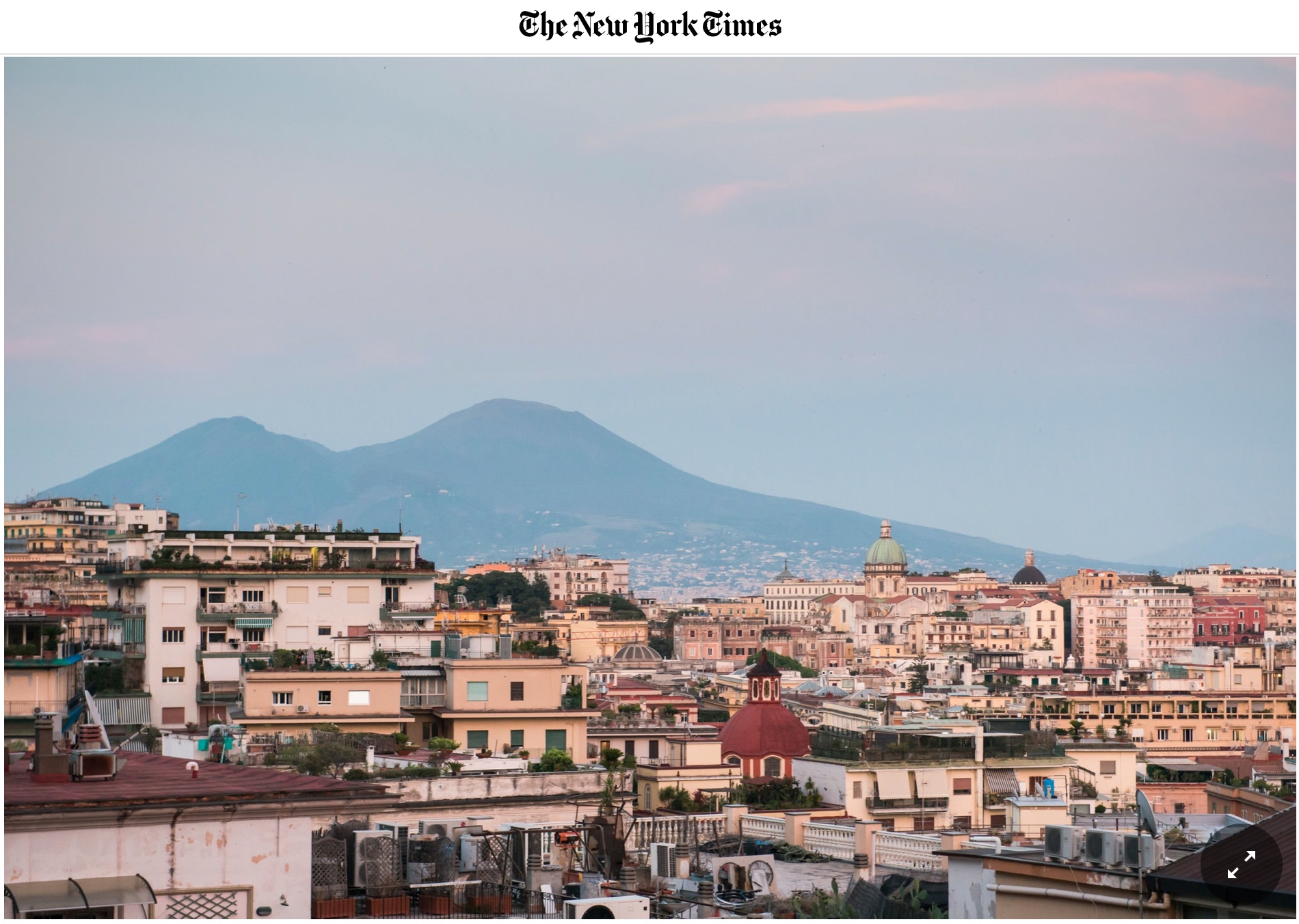 Il NYT a Napoli 36 ore: “Città di bellezza gloriosa ma sbrindellata, oggi senza monnezza e coi turisti”