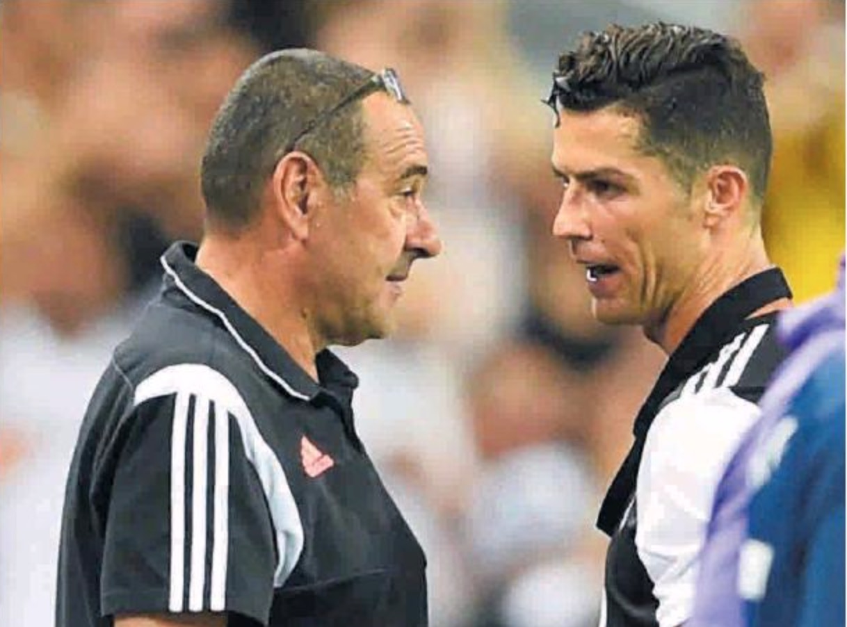 Sarri sostituisce Ronaldo (che gli dice qualcosa) e vince con Dybala. Chapeau