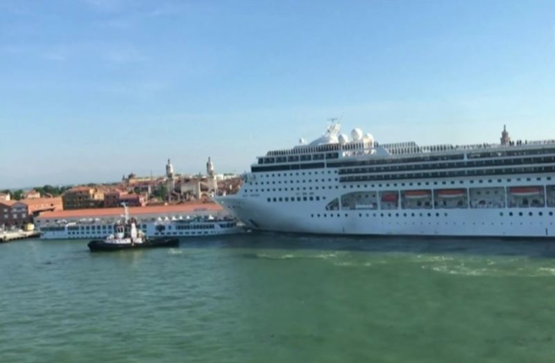 L’ideona di Venezia: sì alle grandi navi ma ai bambini si vietano il pallone e nascondino