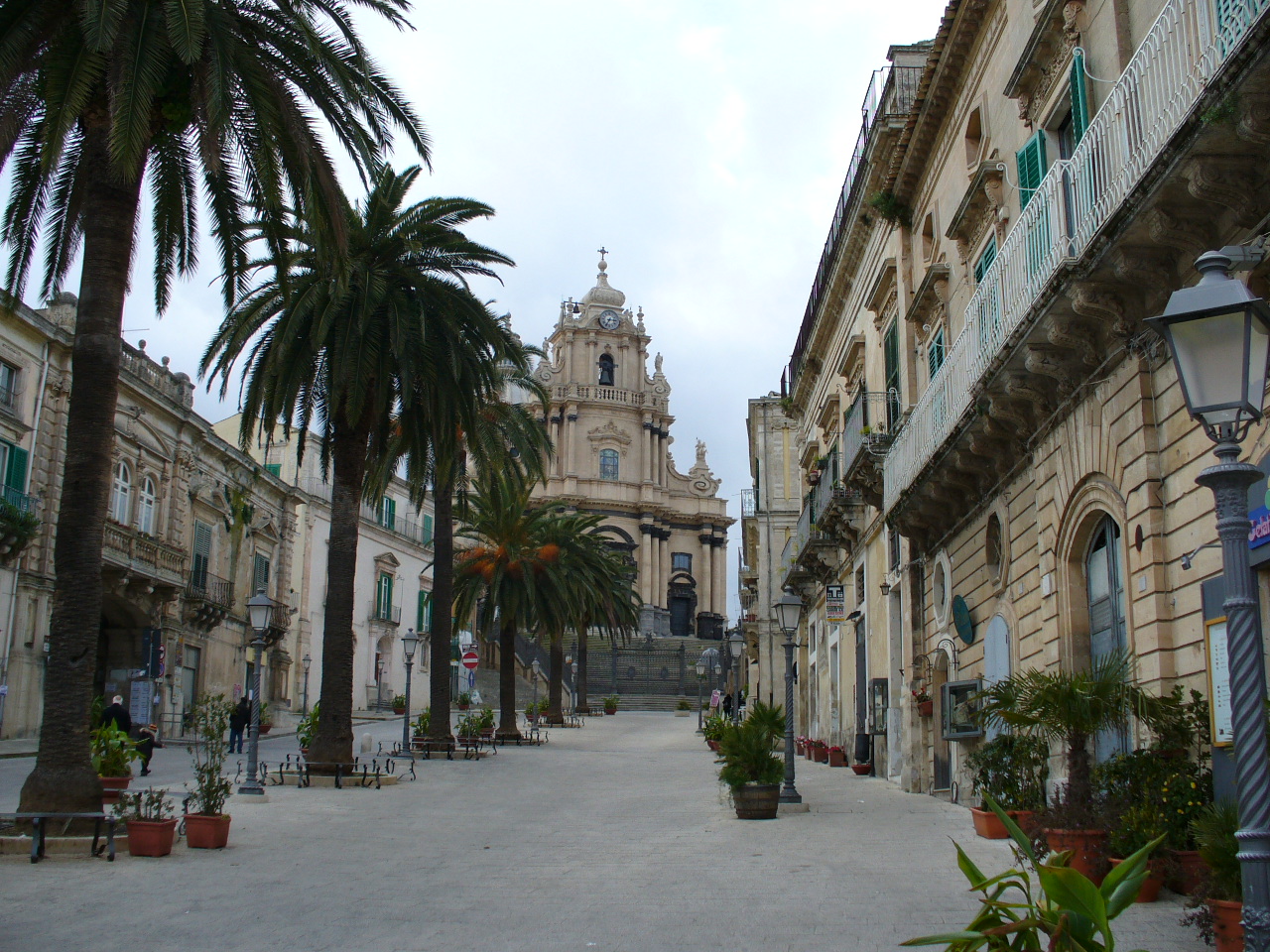 Dialogo tra Montalbano e i pazzi da controra