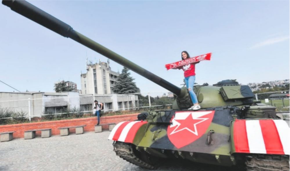 A Belgrado, allo stadio della Stella Rossa, spunta un blindato