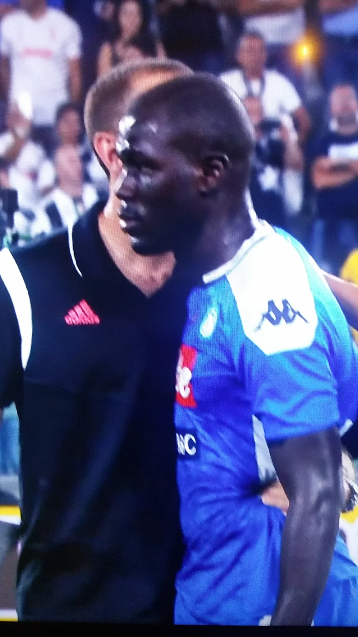 Chiellini che va a consolare Koulibaly