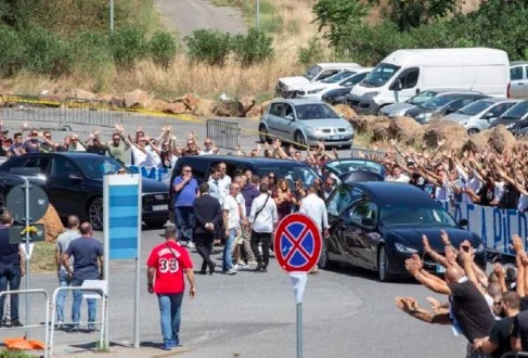 al funerale di Diabolik anche il capo-ultrà del Milan fotografato con Salvini