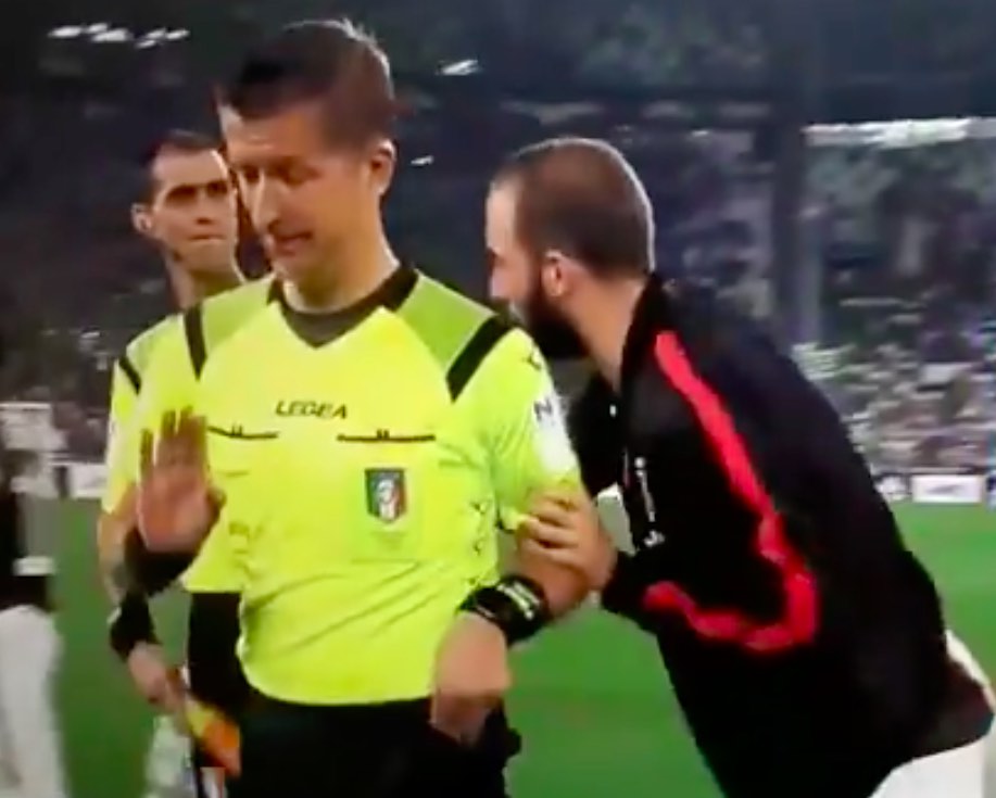 Juve-Napoli, siparietto Higuain-Orsato. I tifosi si scatenano sui social Juve-Napoli, siparietto Higuain-Orsato. I tifosi si scatenano sui social