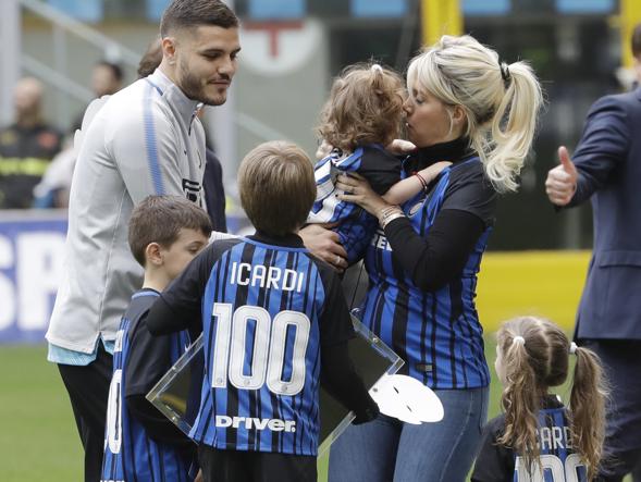 Icardi, si raffredda la pista Napoli. Wanda (forse incinta) e i figli restano a Milano, lui non vuole allontanarsi Icardi, si raffredda la pista Napoli. Wanda (forse incinta) e i figli restano a Milano, lui non vuole allontanarsi