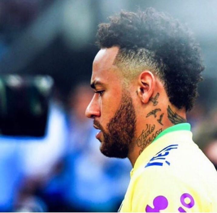 Il fidanzato della mamma ha 22 anni ed è bisessuale. Neymar lo chiama “piccolo gay”: denunciato per omofobia