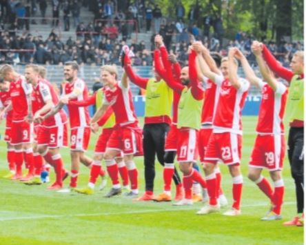 Union Berlino, la squadra antiregime debutta in Bundesliga. Ma senza cori dei tifosi