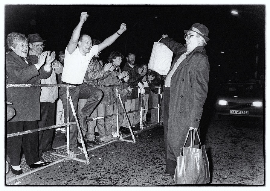 “Berlino, 1989”. Il crollo del muro in 190 scatti di Mario Laporta