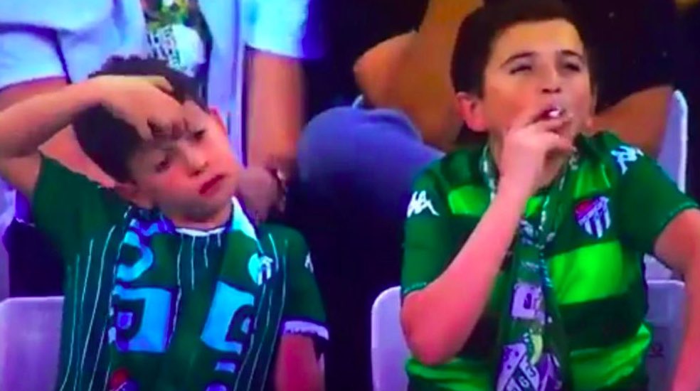 Bild: Quel bambino che fumava in realtà ha 36 anni Bild: Quel bambino che fumava in realtà ha 36 anni