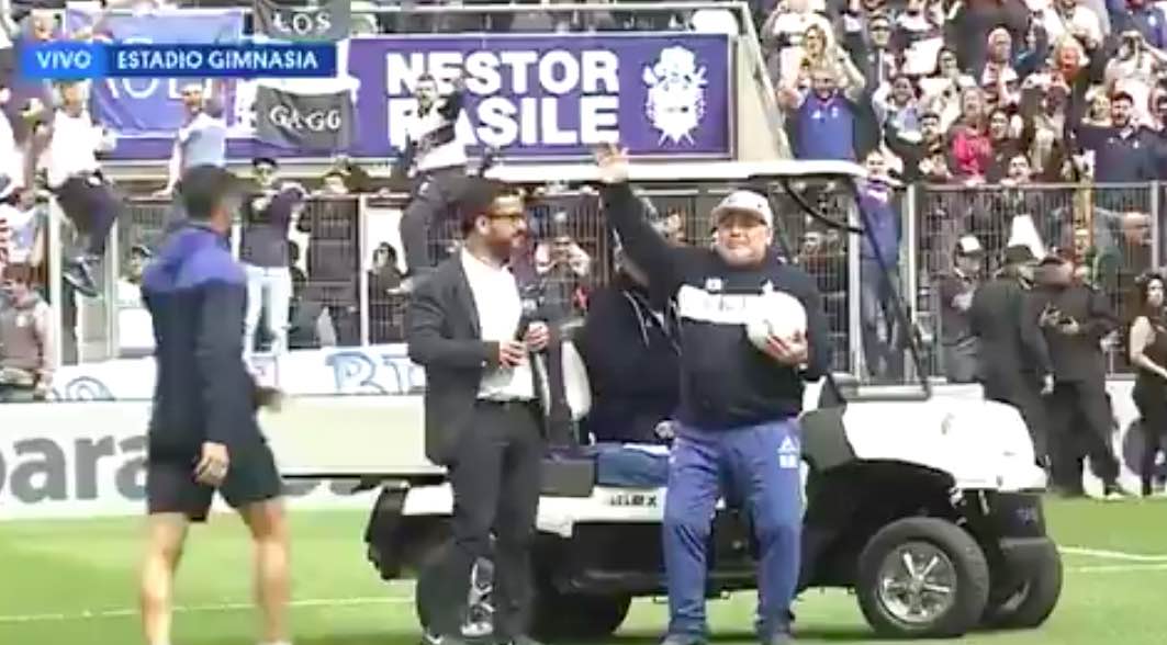 La Plata: stadio stracolmo per Maradona. Diego scoppia in lacrime La Plata: stadio stracolmo per Maradona. Diego scoppia in lacrime
