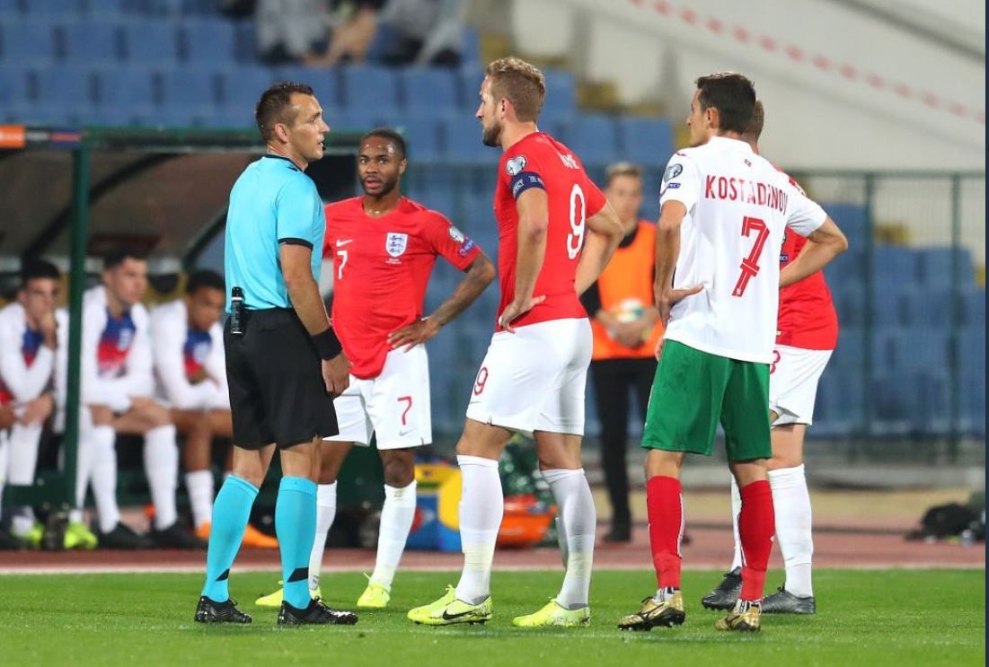 L’arbitro sospende Bulgaria-Inghiterra per cori razzisti su richiesta dei calciatori inglesi