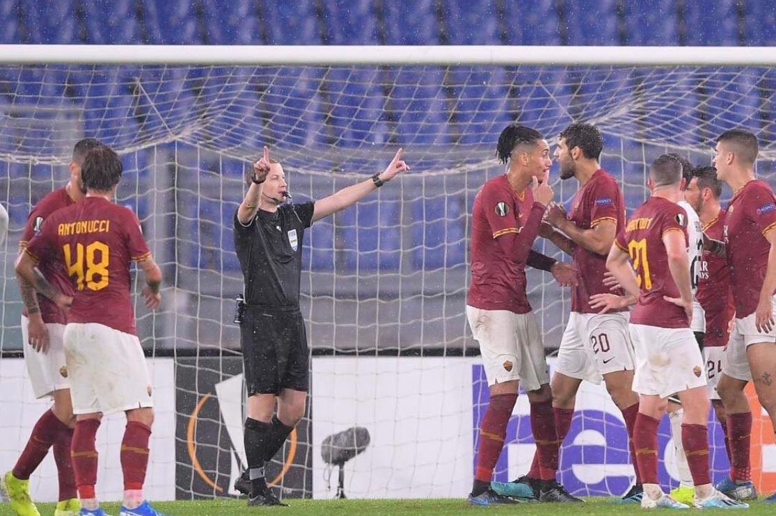 Roma-Borussia, gli ufficiali di gara ammettono errore sul rigore. La Roma ringrazia