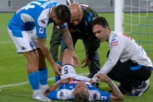 Napoli-Atalanta, Allan esce dal campo tenendosi il ginocchio item-thumbnail