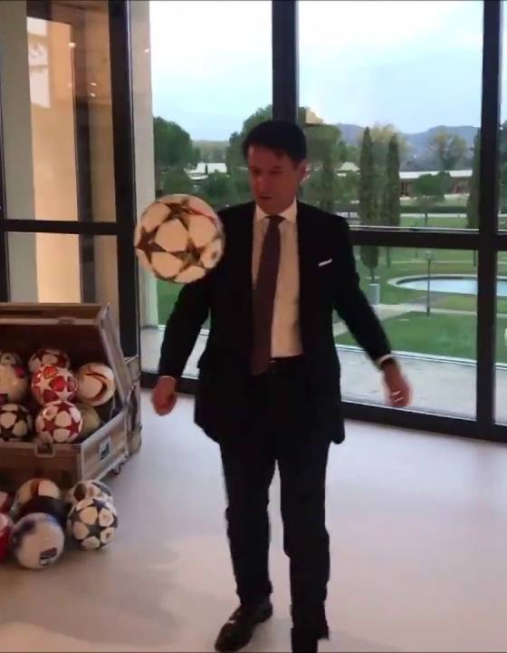 Conte (il premier) palleggia, e sui social è un trionfo (VIDEO) Conte (il premier) palleggia, e sui social è un trionfo (VIDEO)