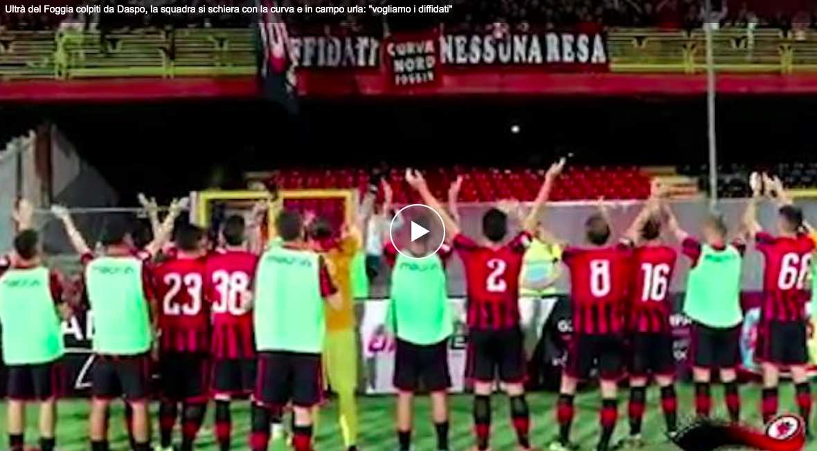 I calciatori del Foggia si schierano con la curva e cantano: “vogliamo i diffidati”