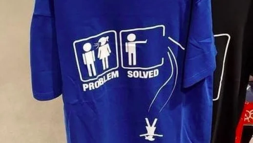 La maglietta del Carrefour che incita al femminicidio