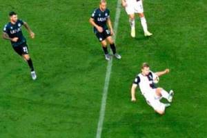 Era rigore il fallo di mani di De Ligt. Il Bologna: «L’arbitro doveva andare al Var» item-thumbnail
