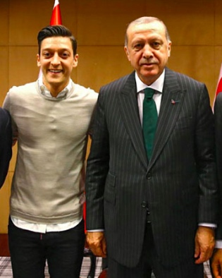 Ozil: «Nessuno della Germania mi difese per la mia foto con Erdogan, ricevetti insulti razzisti» Ozil: «Nessuno della Germania mi difese per la mia foto con Erdogan, ricevetti insulti razzisti»