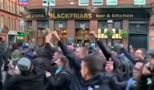 Rissa e resistenza, cinque tifosi della Lazio arrestati a Glasgow Rissa e resistenza, cinque tifosi della Lazio arrestati a Glasgow