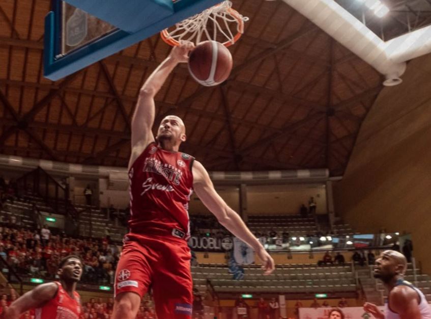 La Pallacanestro Trieste cambia nome per salutare la piccola Sveva, 8 anni, morta per tumore La Pallacanestro Trieste cambia nome per salutare la piccola Sveva, 8 anni, morta per tumore