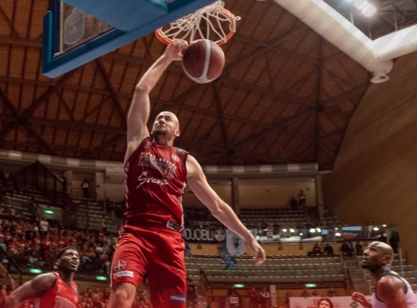 La Pallacanestro Trieste cambia nome per salutare la piccola Sveva, 8 anni, morta per tumore