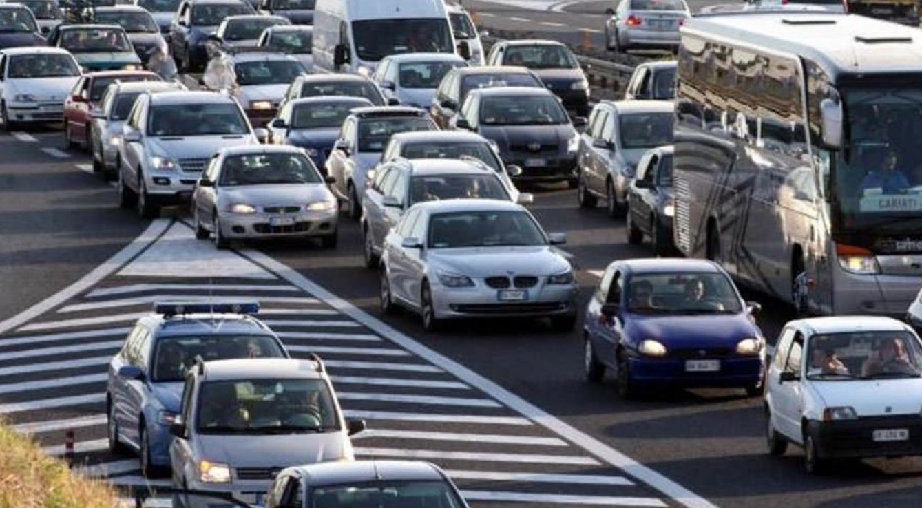 Mentre gli automobilisti sono bloccati nel traffico, Comune e Tangenziale litigano