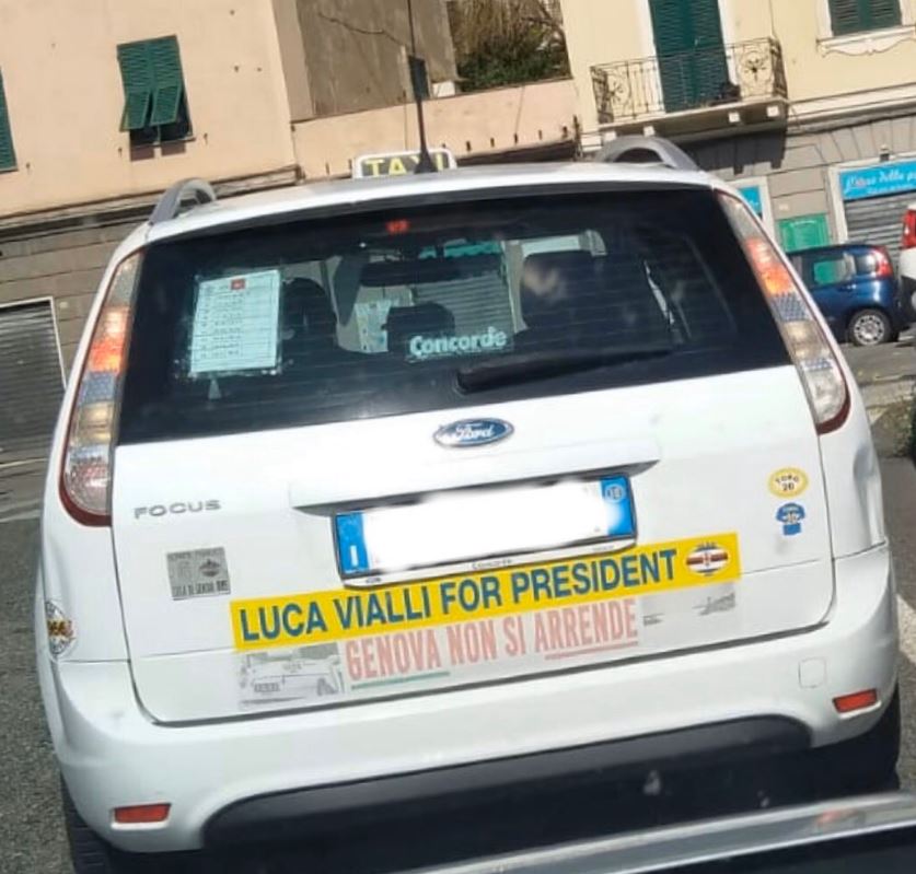 Sui taxi genovesi compare la scritta “Vialli for president”