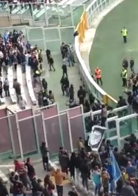 Tifosi del Napoli invadono settore granata, in 59 rischiano il daspo (VIDEO) Tifosi del Napoli invadono settore granata, in 59 rischiano il daspo (VIDEO)