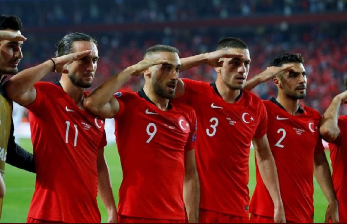 Erdogan attacca l’Uefa: “Turchia vittima di un linciaggio per il saluto militare” Erdogan attacca l’Uefa: “Turchia vittima di un linciaggio per il saluto militare”