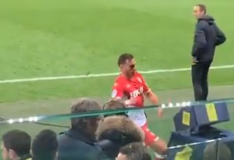 Il calciatore si ribella alle macchine, in Francia la Var la prendono a calci (VIDEO) Il calciatore si ribella alle macchine, in Francia la Var la prendono a calci (VIDEO)