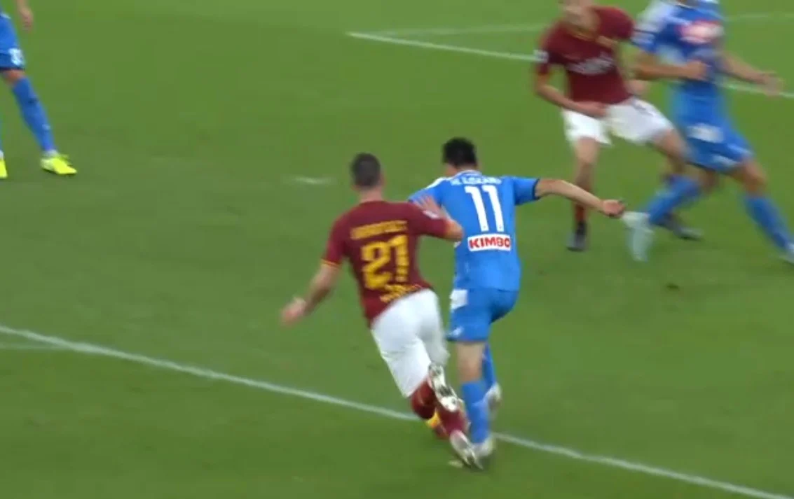Rocchi prende un abbaglio c'è il fallo su Lozano