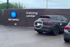 Sky: i calciatori del Napoli lasciano Castel Volturno dopo l’allenamento. Disdette le camere previste per il ritiro item-thumbnail