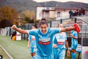 La derubano durante l’allenamento. La calciatrice del Napoli Femminile difende la città item-thumbnail