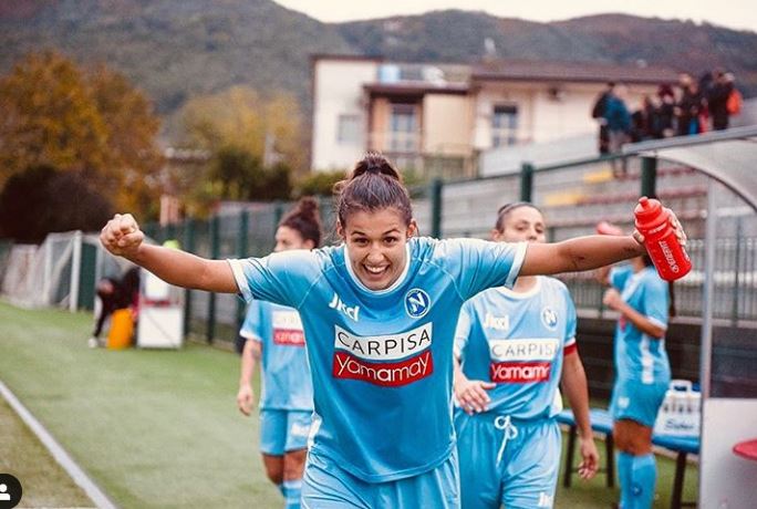 La derubano durante l’allenamento. La calciatrice del Napoli Femminile difende la città