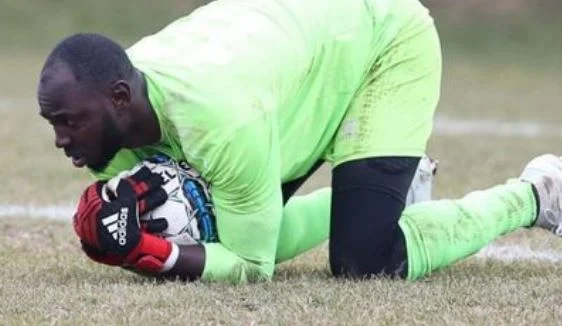 il portiere che lasciò il campo per insulti razzisti