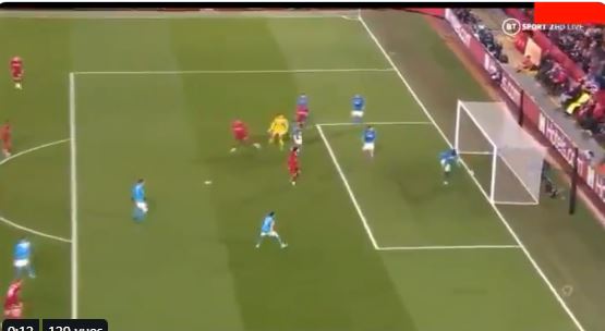 Liverpool-Napoli: Il gambone di Koulibaly che neutralizza l’uscita a vuoto di Meret