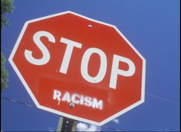 Mamma urla “negro di m…” a un bambino di 10 anni. La squadra scende in campo con i volti dipinti di nero Mamma urla “negro di m…” a un bambino di 10 anni. La squadra scende in campo con i volti dipinti di nero