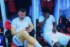 Il Giornale: i giocatori del Milan beccati col cellulare nel pre-partita. Scoppia la polemica. Il club non gradisce item-thumbnail