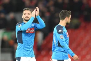il napoli sembra giocare contro qualcuno