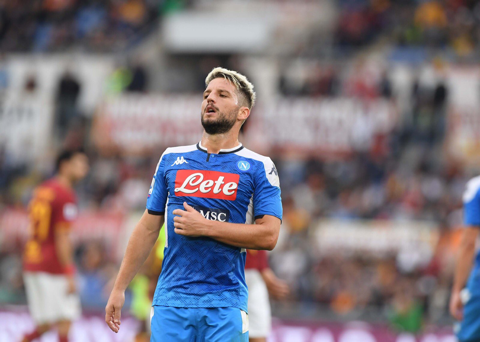 Repubblica: la carezza di De Laurentiis a Mertens. Si torna a parlare di rinnovo Repubblica: la carezza di De Laurentiis a Mertens. Si torna a parlare di rinnovo