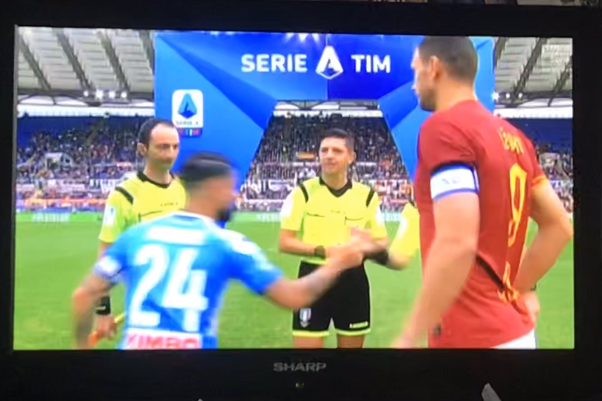 “Vesuvio lavali col fuoco”, la Curva Sud dell’Olimpico dà il benvenuto ai tifosi del Napoli