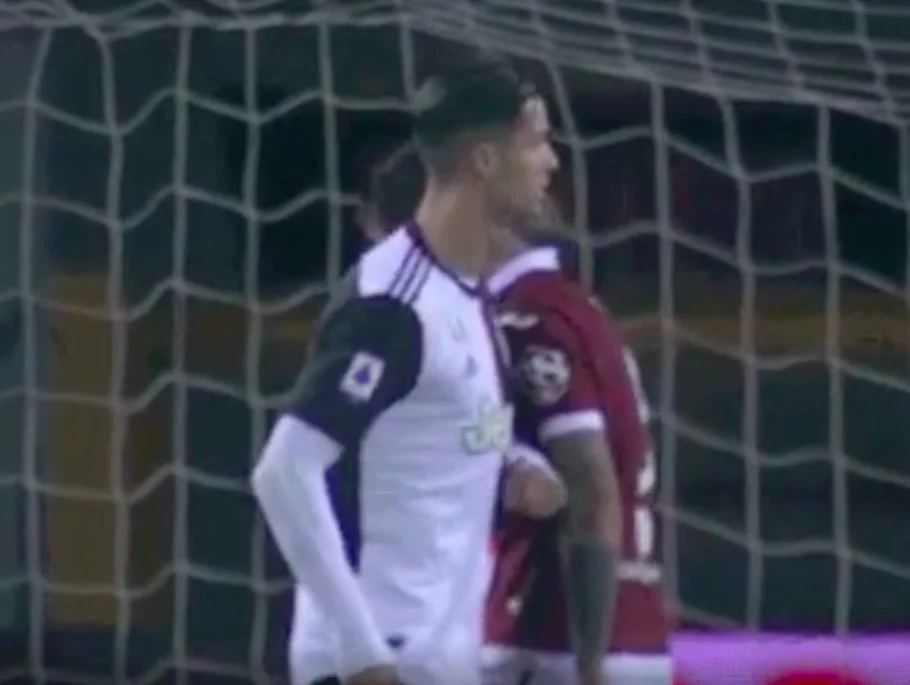 Gomitata di Ronaldo a gioco fermo su Izzo