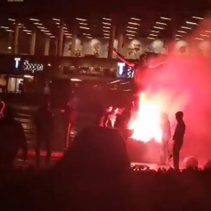 I tifosi del Malmoe prima sfregiano e poi incendiano la statua di Ibra I tifosi del Malmoe prima sfregiano e poi incendiano la statua di Ibra